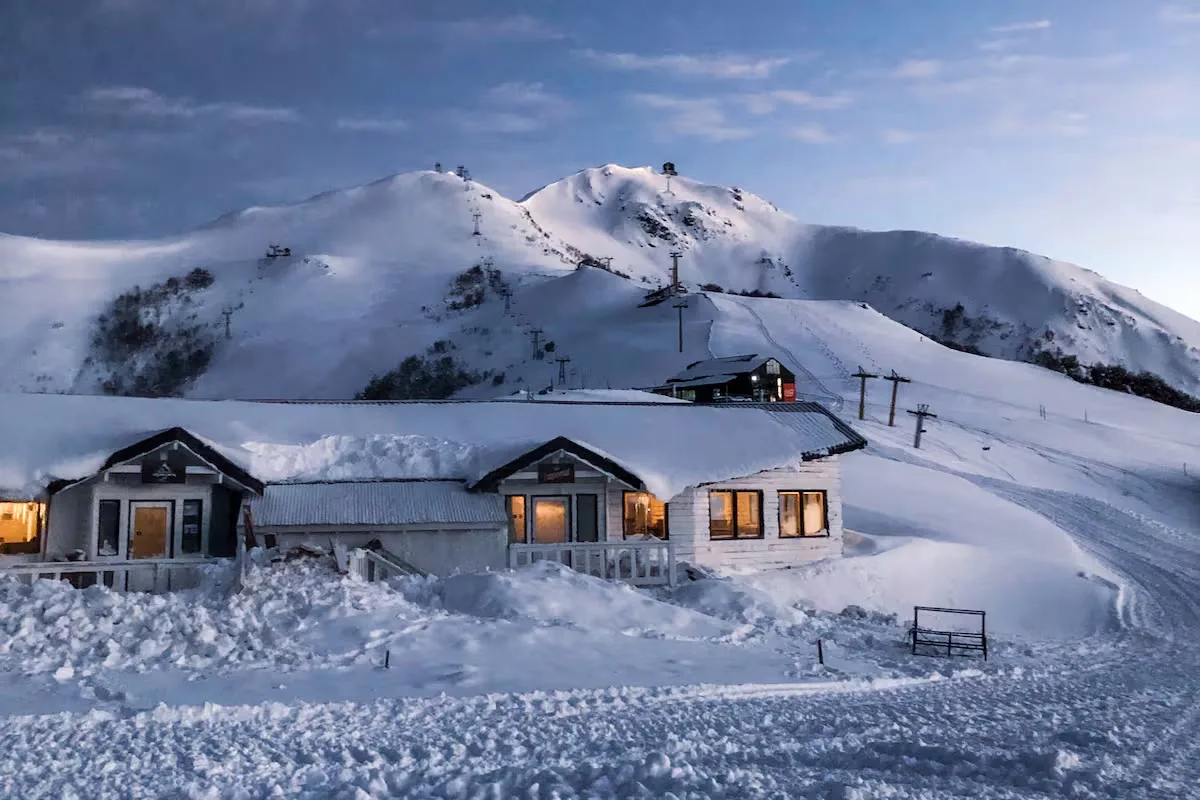 Cerro Bayo al atardecer — refugios y remontes cubiertos de nieve