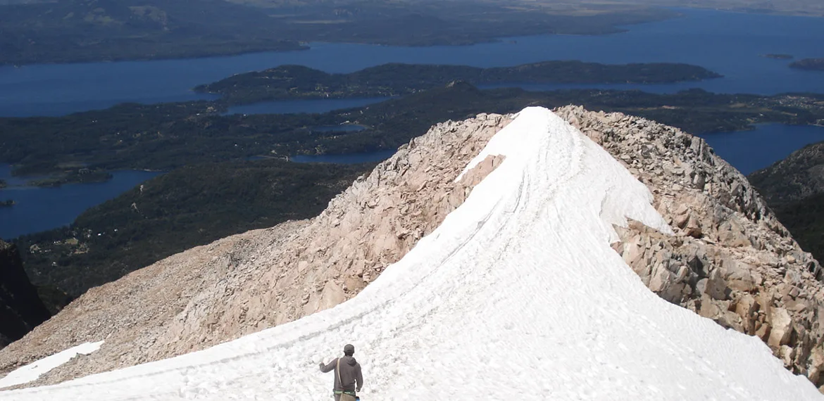 Refugio de montaña en el Cerro López con el lago Nahuel Huapi extendido abajo — trekking en Bariloche