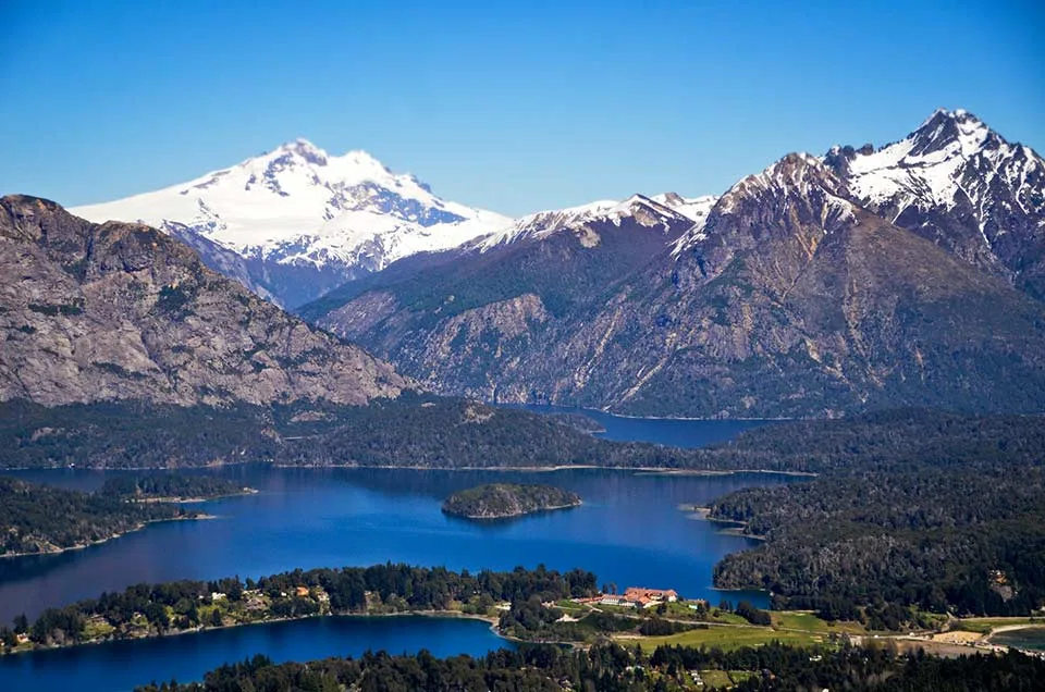 Vista panorámica del Circuito Chico — el lago Nahuel Huapi, los bosques y los Andes desde el Cerro Campanario