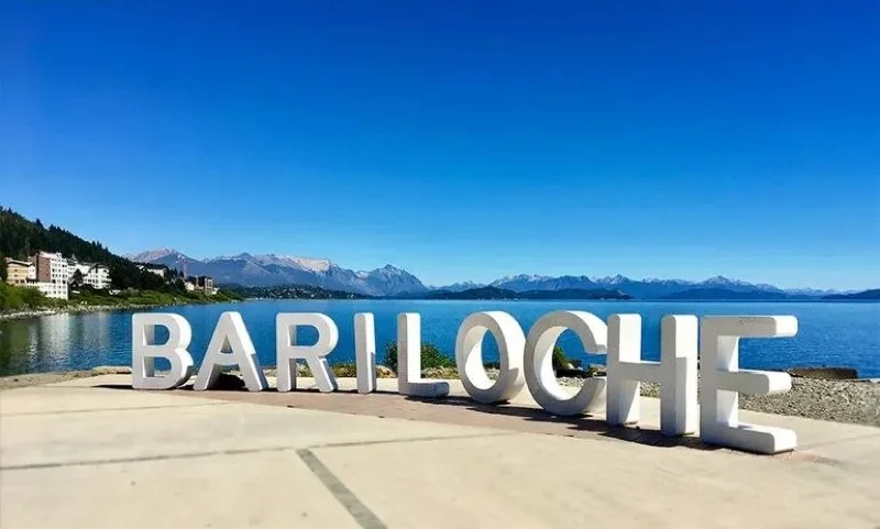 El lago Nahuel Huapi desde Bariloche — aguas azules entre picos nevados de los Andes patagónicos