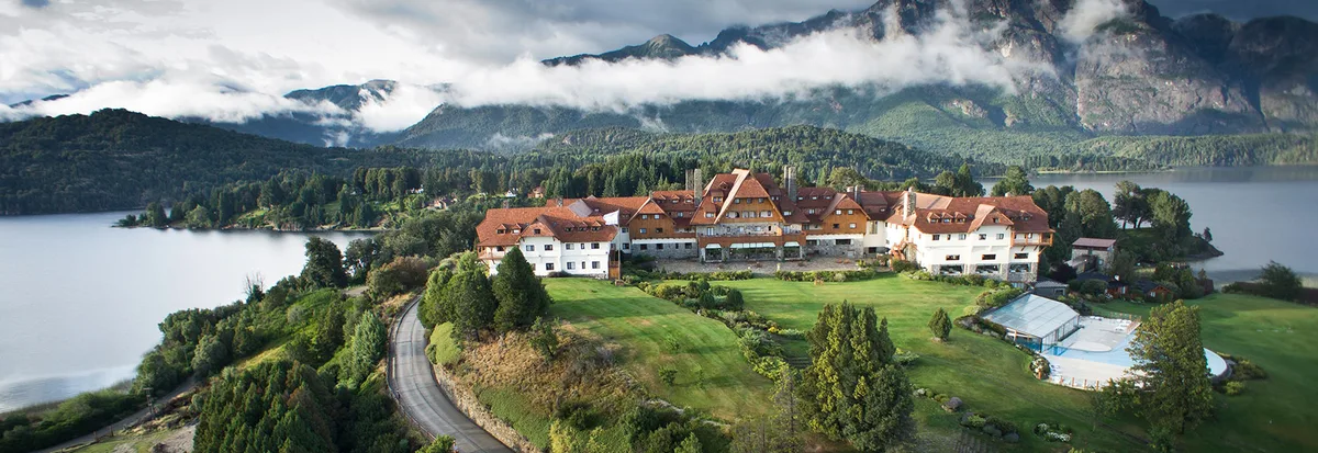 Hotel Llao Llao sobre la península entre el lago Nahuel Huapi y el lago Moreno — el hotel más icónico de la Patagonia