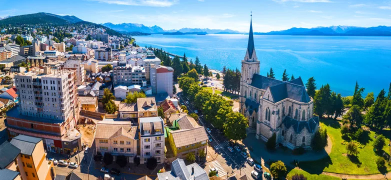 Vista panorámica de Bariloche desde las alturas — el lago Nahuel Huapi y los Andes rodeando la ciudad