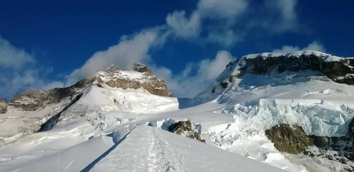 Volcán Tronador con sus glaciares — el coloso nevado de 3.491 m que domina el horizonte de Bariloche