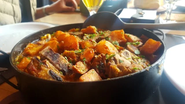 Cordero patagónico estofado con zapallo y papas en cazuela de hierro — gastronomía de El Calafate
