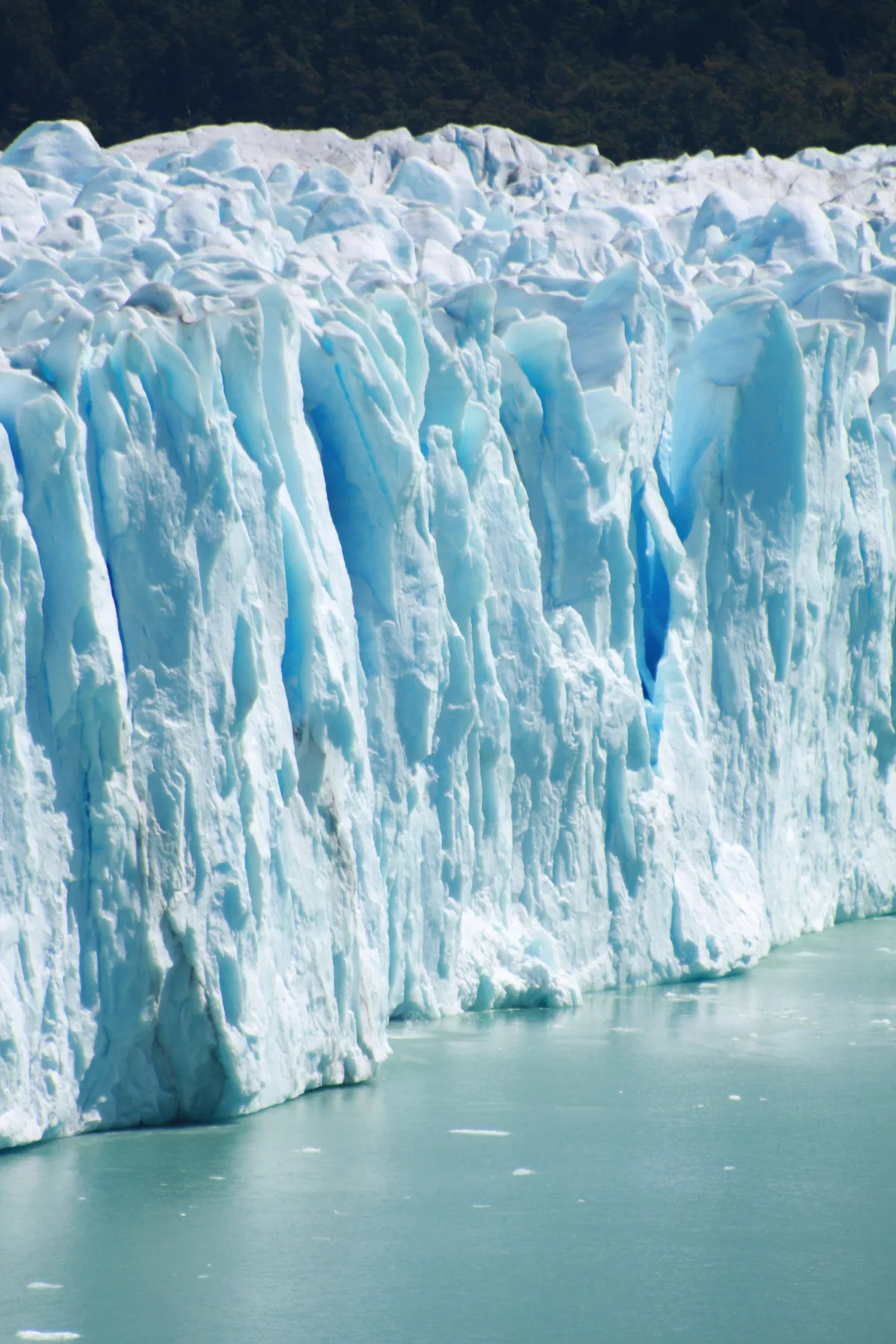 Frente de hielo azul del Glaciar Perito Moreno en detalle