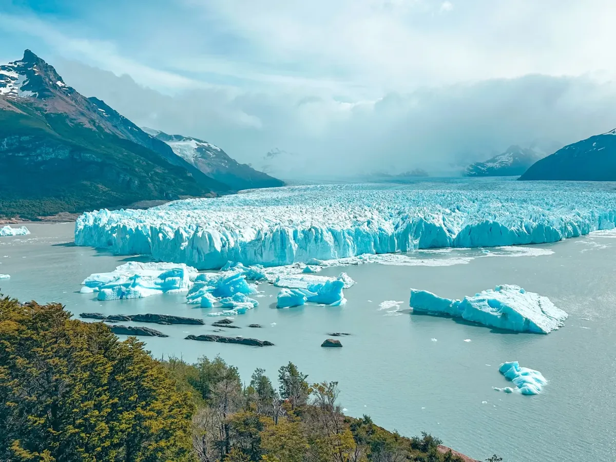 Vista aérea del Glaciar Perito Moreno con témpanos flotando en el Lago Argentino turquesa