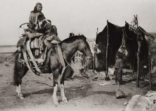 Fotografía histórica de un aonikenk tehuelche a caballo con su campamento en la estepa patagónica, siglo XIX