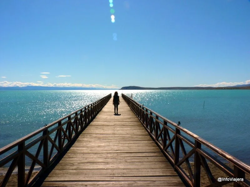 Muelle de madera sobre el Lago Argentino en El Calafate con el agua turquesa y la cordillera al fondo
