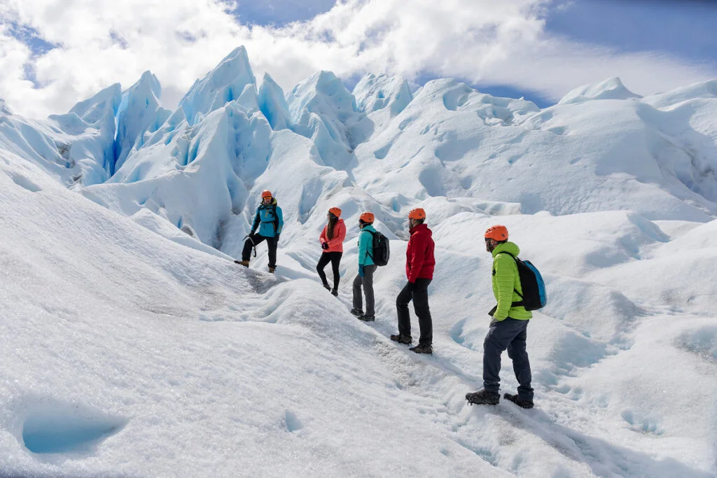 Grupo de turistas con crampones y cascos sobre el Glaciar Perito Moreno — mini-trekking El Calafate