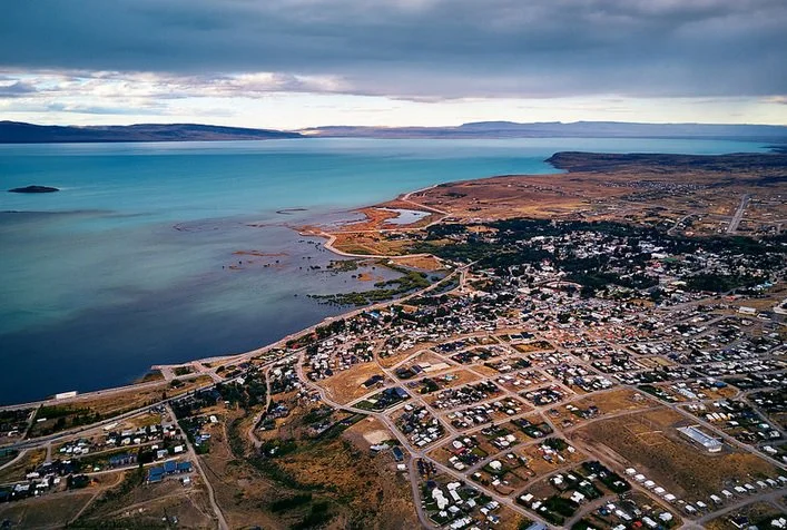 Vista aérea de El Calafate con el Lago Argentino de fondo y la estepa patagónica — Santa Cruz, Argentina
