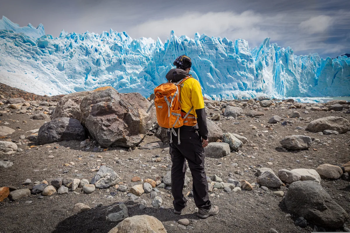 Trekker contemplando el Glaciar Perito Moreno desde la orilla