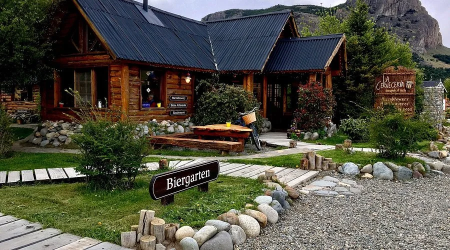Exterior de La Cervecería El Chaltén con su biergarten de madera y la montaña de fondo