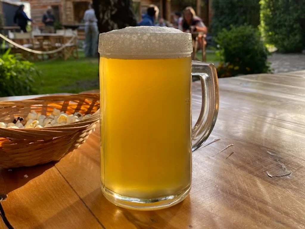 Jarra de cerveza artesanal rubia servida en mesa de madera en El Chaltén