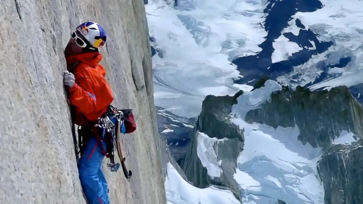 David Lama escalando el Cerro Torre en 2012 — primera ascensión libre de la historia, con los glaciares abajo