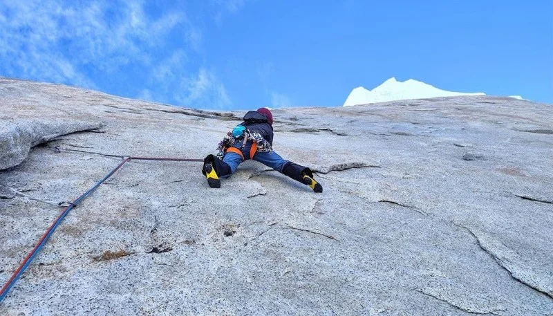 Escalador en fisura de granito en el macizo del Fitz Roy — crack climbing de élite en El Chaltén