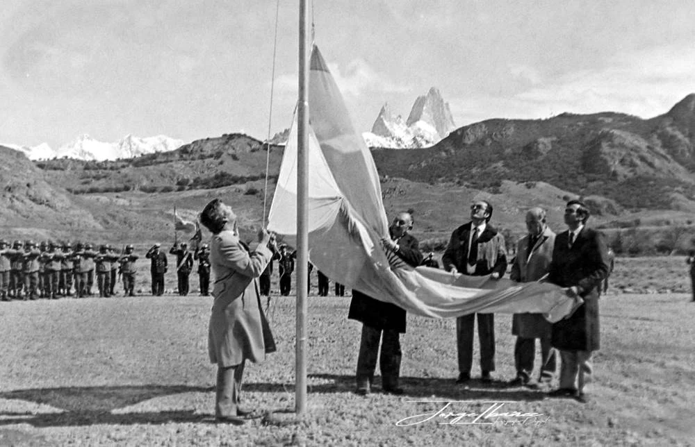 Izamiento de la bandera argentina en la fundación de El Chaltén, 12 de octubre de 1985 — el Fitz Roy al fondo, blanco y negro