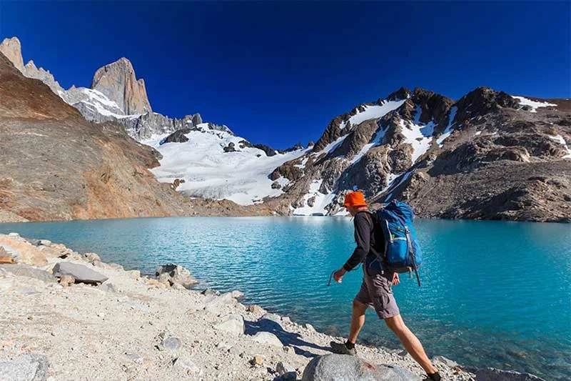 Trekker junto a la Laguna de los Tres con el Fitz Roy nevado de fondo — El Chaltén
