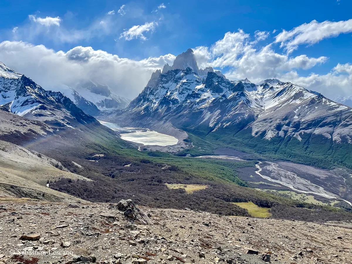 Vista desde la cima de la Loma del Pliegue Tumbado — el Fitz Roy, el glaciar y el valle abajo, panorámica 360°