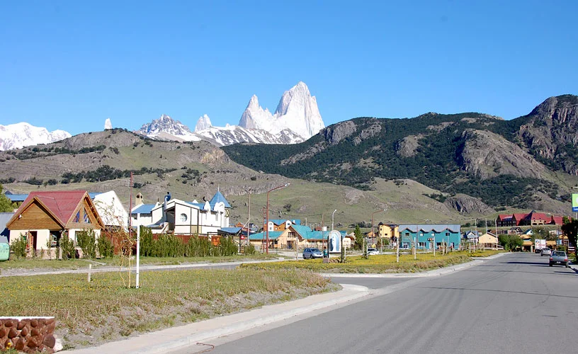 Calle principal de El Chaltén con casas de colores y el Fitz Roy dominando el horizonte