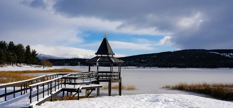 Laguna La Zeta — lago con gazebo de madera y vista al Cordón Nahuelpan, Esquel