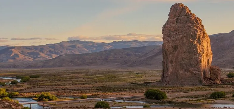 Piedra Parada — domo volcánico de más de 200 m en el cañadón del río Chubut, al atardecer