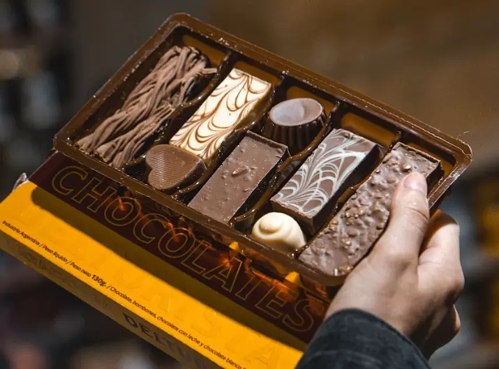 Tortas y chocolates artesanales con vista al lago Nahuel Huapi — la tradición chocolatera de Bariloche