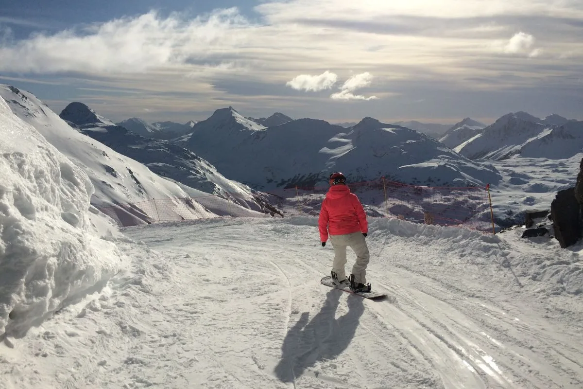 Snowboarder en las pistas de Cerro Castor — esquí y snowboard con vista a los Andes fueguinos