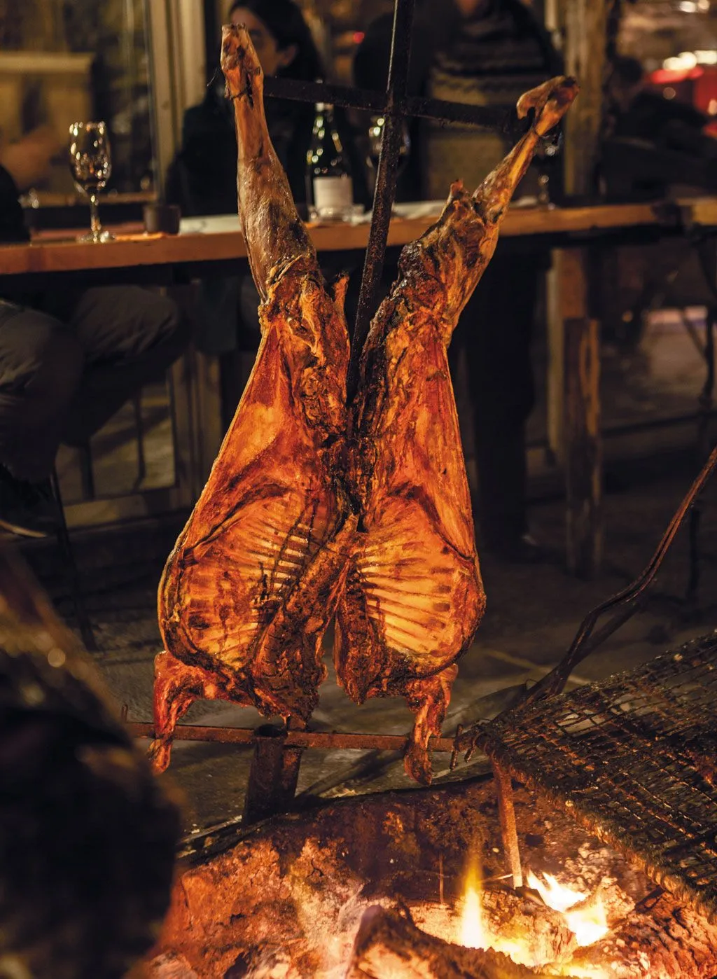 Cordero al asador sobre fuego — cocina de campo patagónica