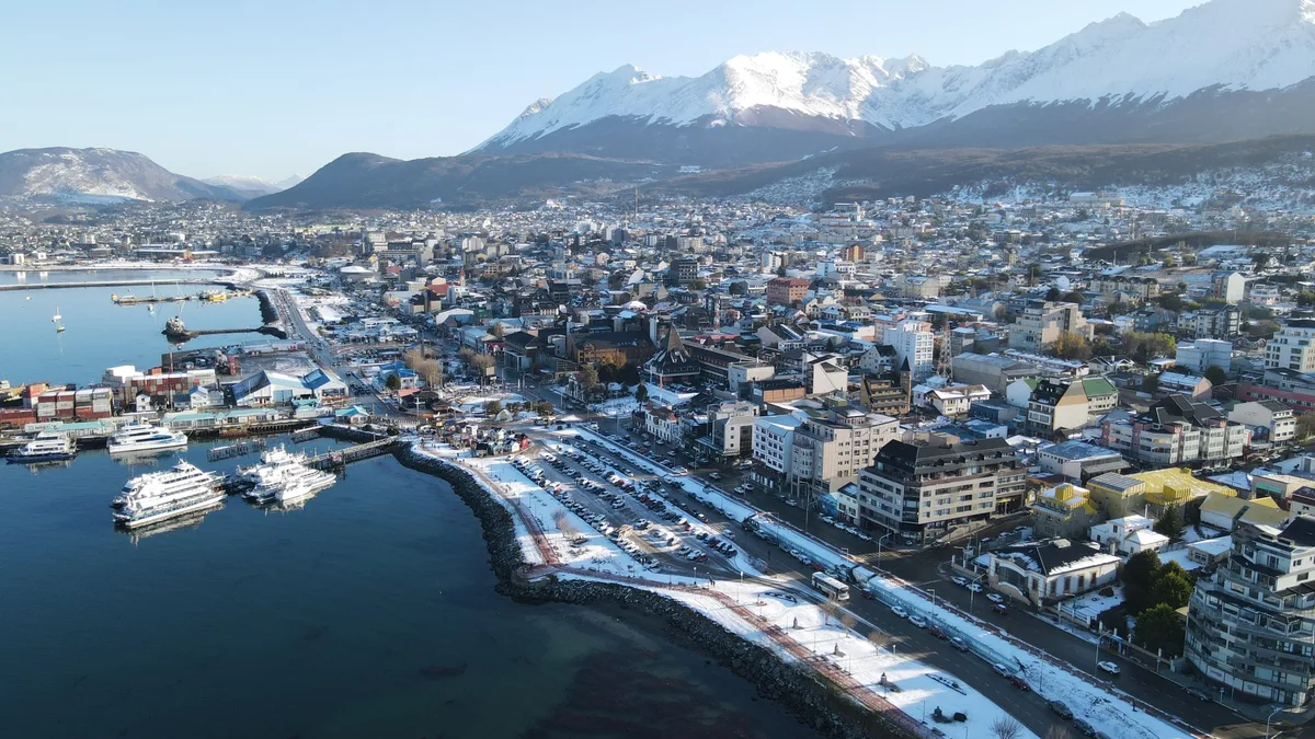 Ushuaia desde el aire en invierno