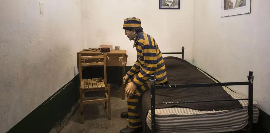 Celda del Presidio de Ushuaia — maniquí con uniforme de preso reconstruyendo la vida carcelaria
