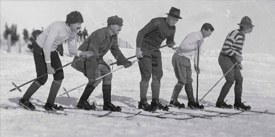 Clase de esquí en el Cerro Catedral, década de 1940