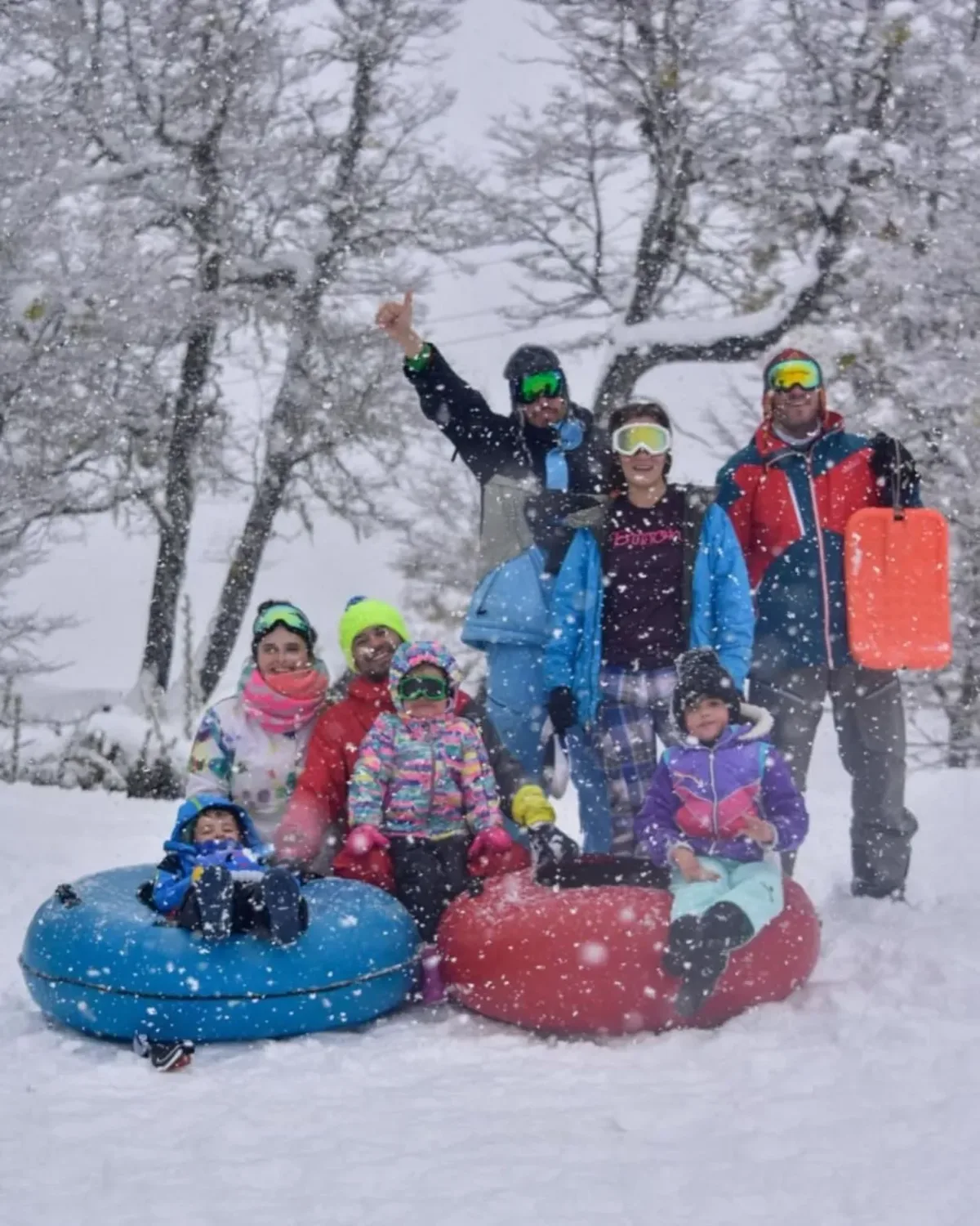 Familia en el snowtubing de C4 bajo la nevada