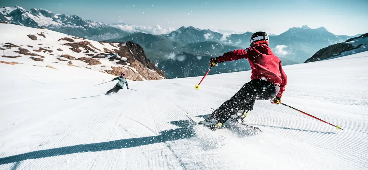 Esquiadores na pista durante a temporada de ski 2026 na Patagônia