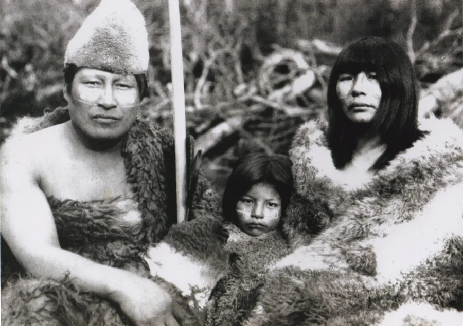Familia selknam con capas de guanaco y pintura facial blanca — Tierra del Fuego, inicios del siglo XX