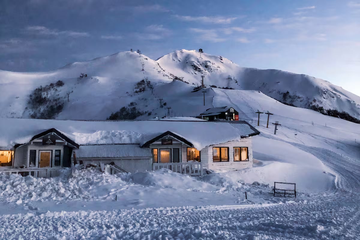 Cerro Bayo al atardecer — refugios y remontes cubiertos de nieve