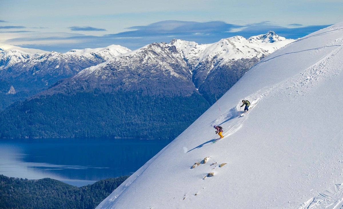 Esquiadores en el Cerro Bayo con el Nahuel Huapi de fondo