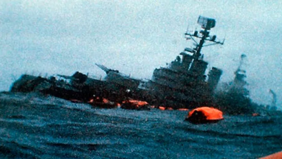 1982年，阿根廷巡洋舰贝尔格拉诺将军号在英国潜艇HMS Conqueror袭击后沉没