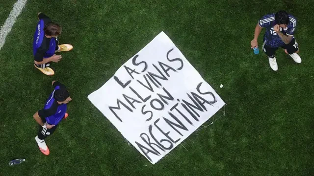 La bandera que rompió el olvido: cómo un gesto en la cancha puso a Malvinas en el centro del mundo y la incómoda reacción de Milei