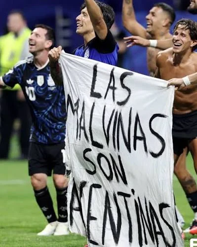 Lisandro Martínez y los jugadores argentinos con la bandera 'Las Malvinas son argentinas' en Atlanta