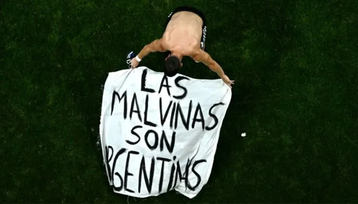 La reacción kelper y británica a la bandera de Malvinas