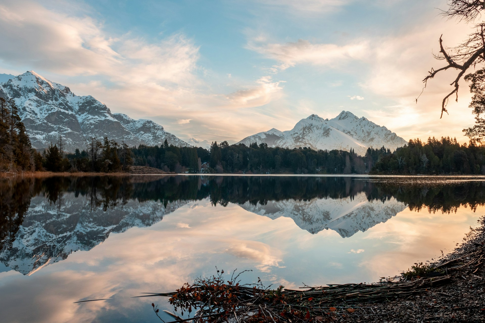 Lago Nahuel Huapi reflejando los Andes nevados al atardecer, Bariloche