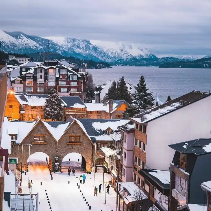 Centro Cívico de Bariloche cubierto de nieve en invierno