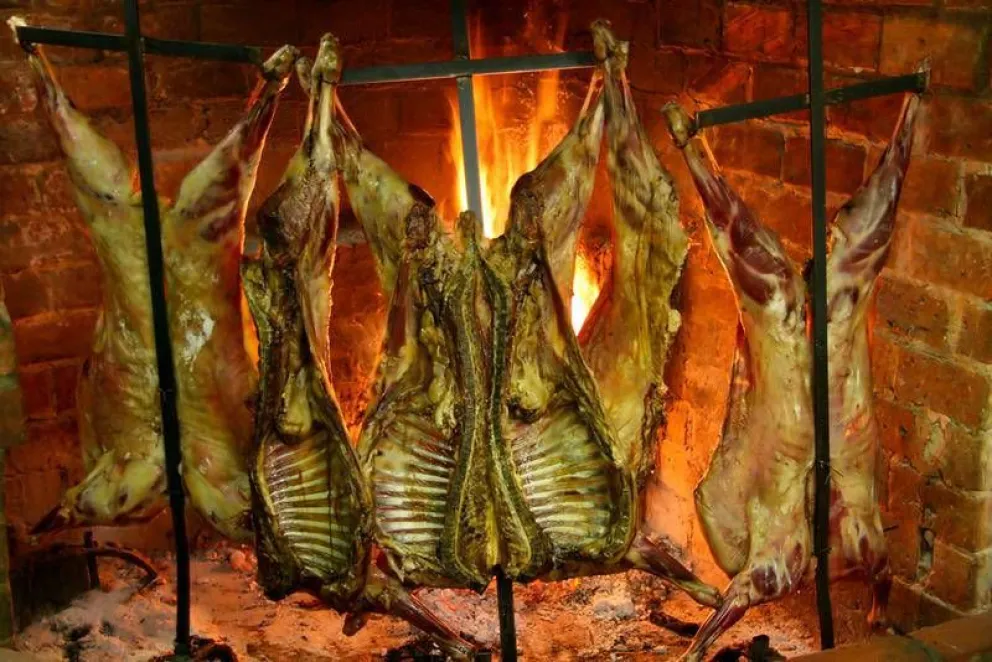 Cordero patagónico al asador — el plato emblemático de Bariloche, cocido lento sobre fuego de leña