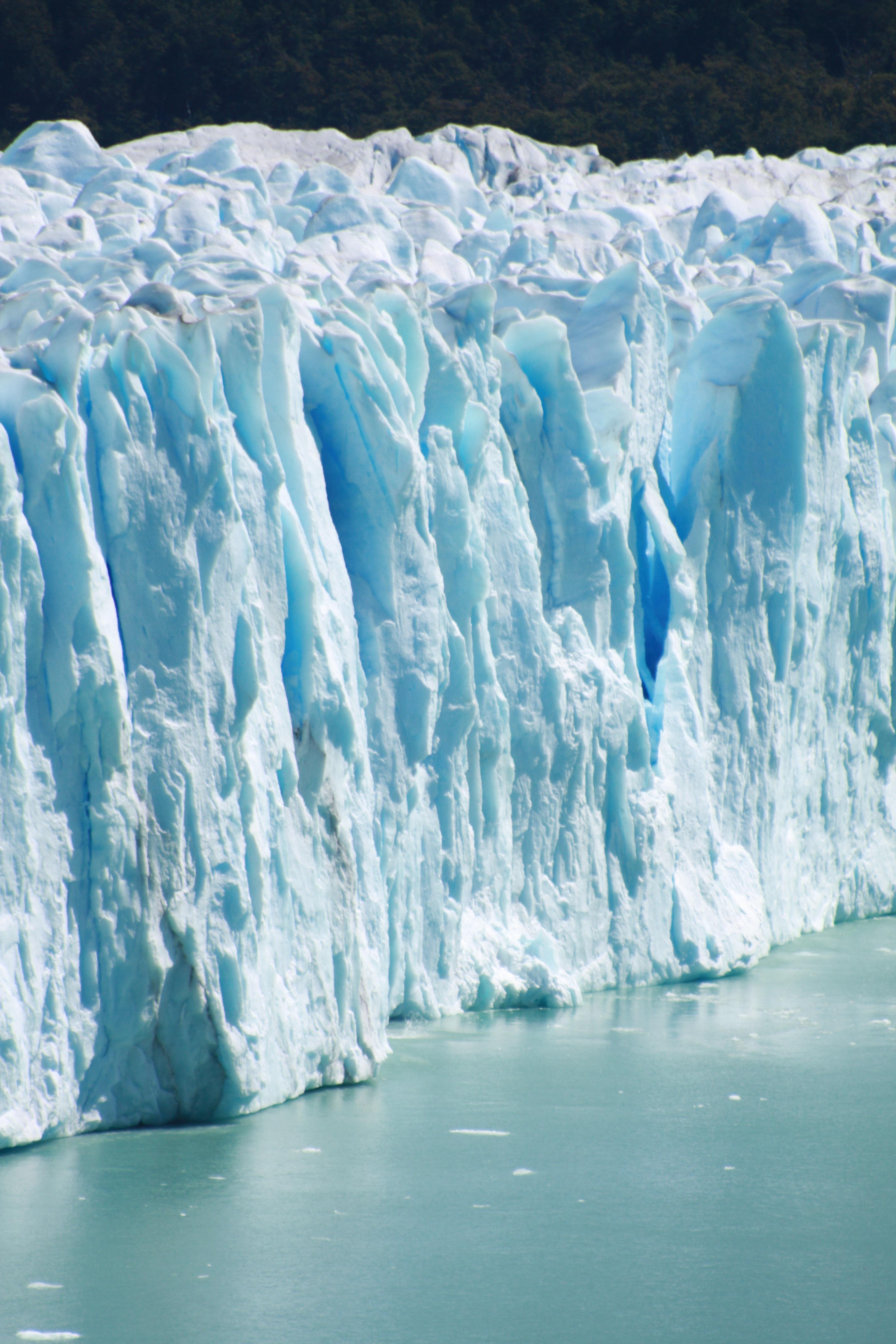 Frente de hielo azul del Glaciar Perito Moreno en detalle