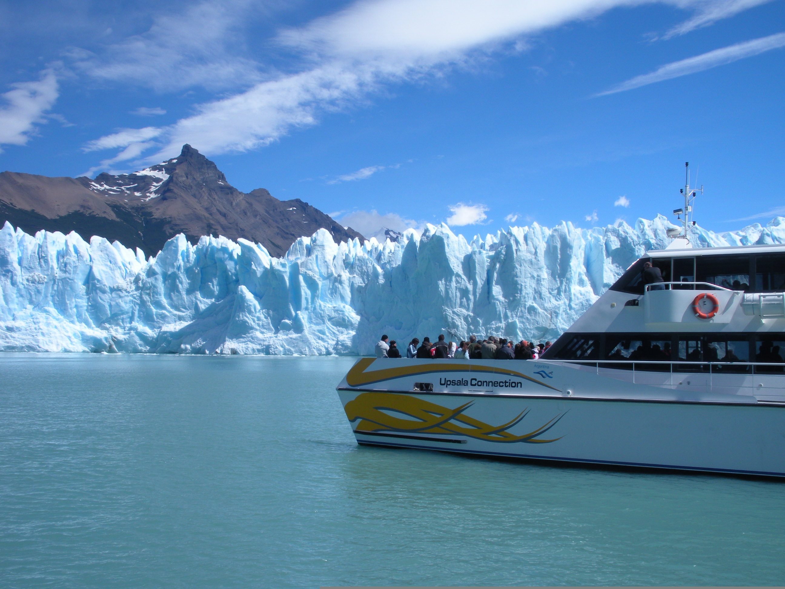 Navegación en el Lago Argentino frente al Glaciar Perito Moreno — barco Upsala Connection