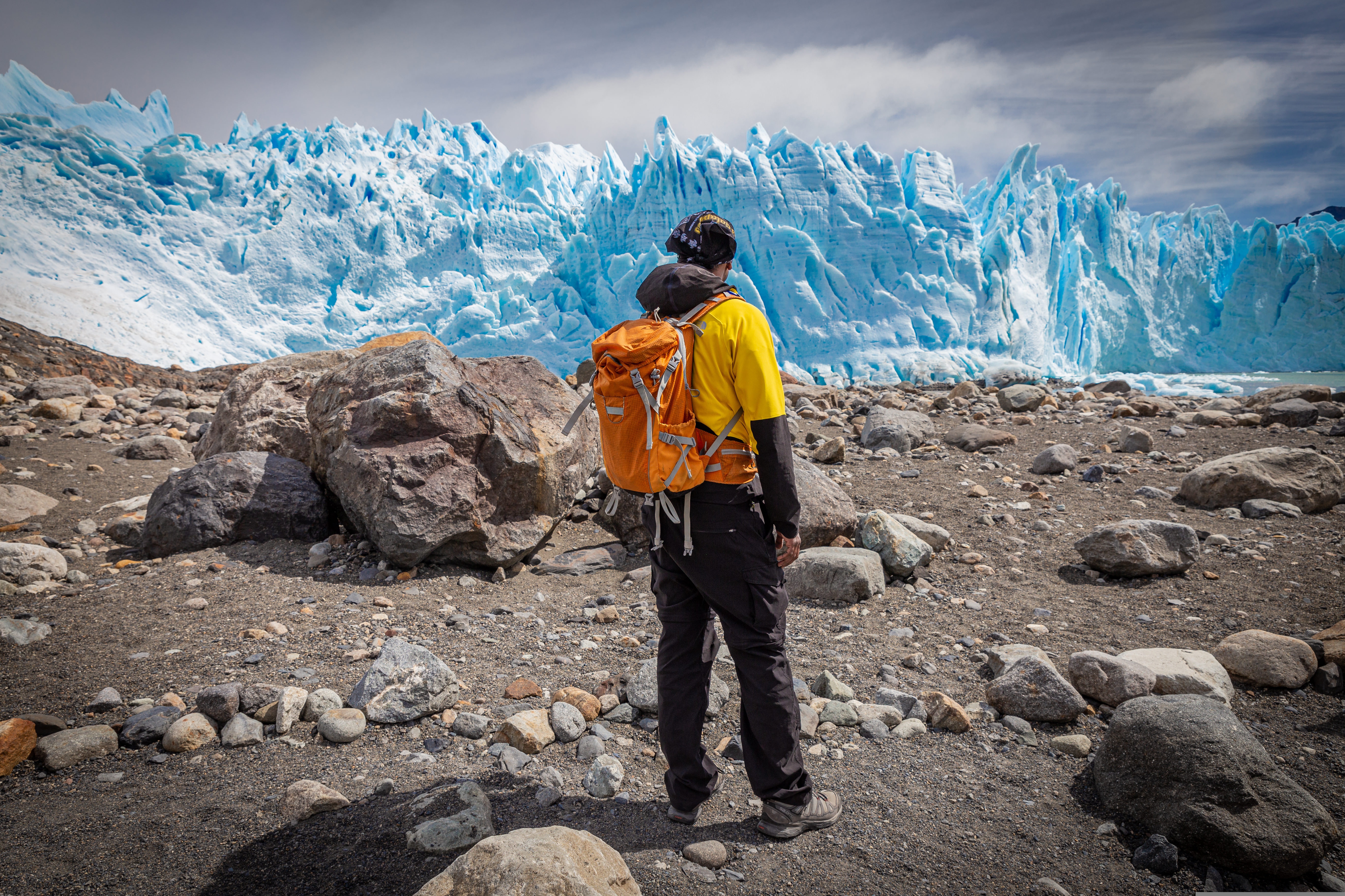 Trekker contemplando el Glaciar Perito Moreno desde la orilla
