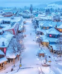 Vista aérea de Coyhaique cubierta de nieve