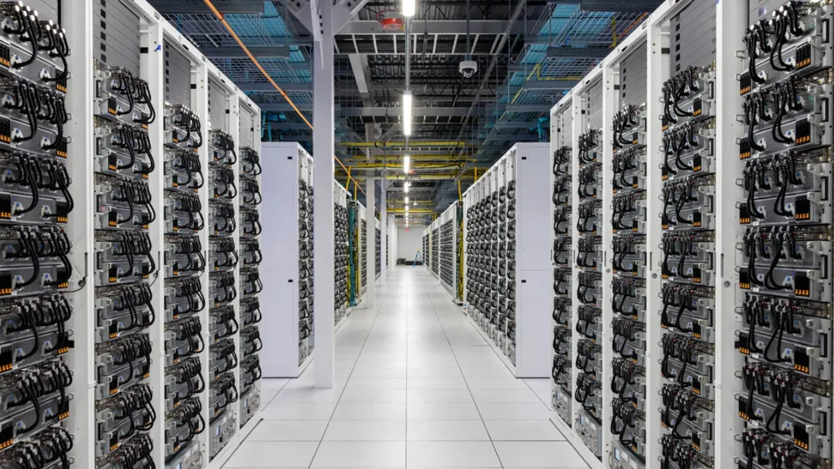 Interior de un datacenter: pasillos de servidores con refrigeración