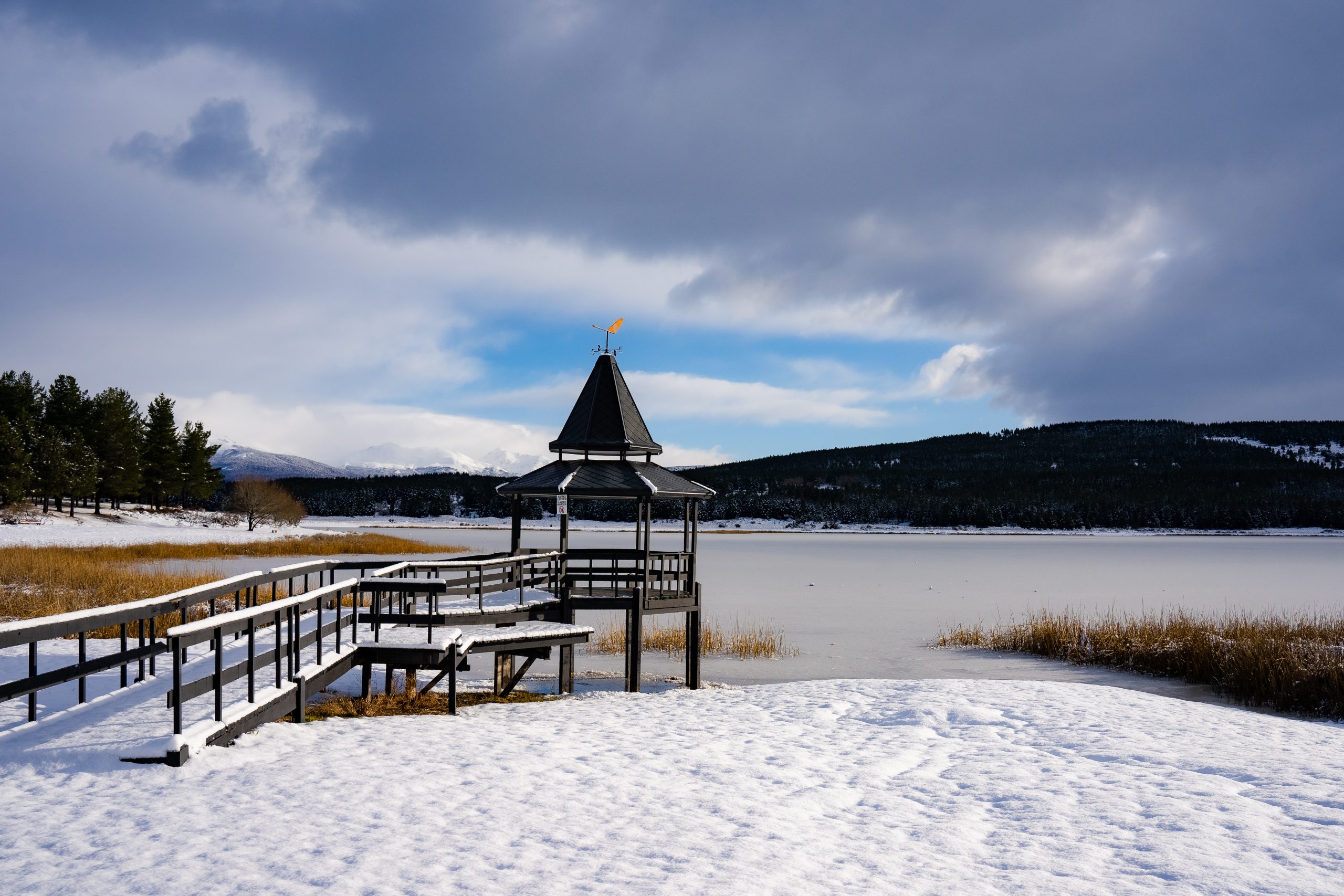 Lago helado con gazebo de madera en los alrededores de Esquel en invierno