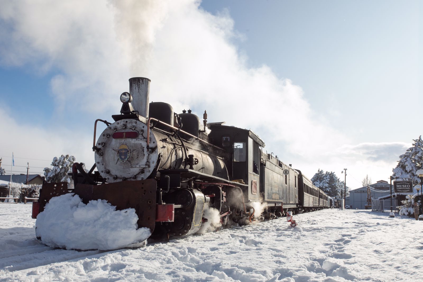 La Trochita — el Viejo Expreso Patagónico sale humeante de la estación de Esquel bajo la nieve